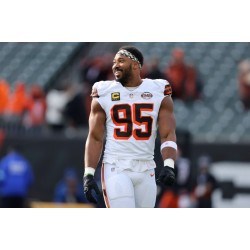 Myles Garrett finalmente pudo usar la camiseta número 95 de los Rams de Los Ángeles